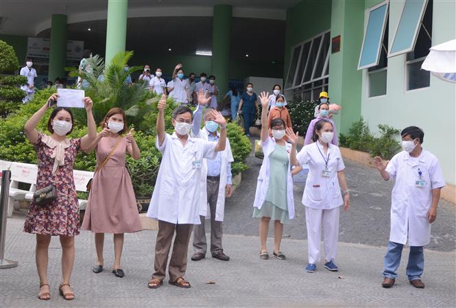 Các y, bác sĩ của bệnh viện vui mừng, hạnh phúc chào mọi người trong giờ khắc gỡ lệnh cách ly đối với bệnh viện. Ảnh: Văn Dũng - TTXVN