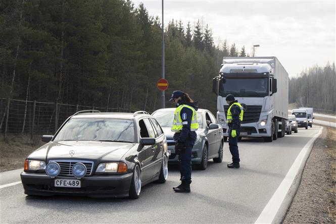 Trong ảnh: Cảnh sát kiểm tra các phương tiện trên đường cao tốc ở Hyvinkaa, Uusimaa, Phần Lan ngày 28/3/2020 trong bối cảnh dịch COVID-19 lan rộng. Ảnh: THX/TTXVN