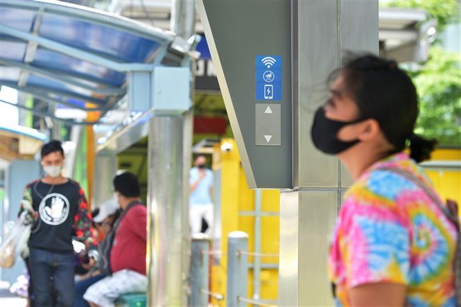 Trong ảnh: Người dân đeo khẩu trang phòng lây nhiễm COVID-19 tại Bangkok, Thái Lan. Ảnh: AFP/TTXVN