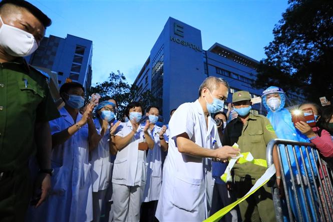 Trong ảnh: Ông Lê Ngọc Thành, Giám đốc Bệnh viện E (Hà Nội) thực hiện dỡ bỏ cách ly bệnh viện vào lúc 18 giờ 30 phút. Ảnh: Thành Đạt - TTXVN