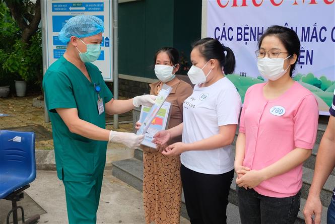 Trong ảnh: Đại diện Bệnh viện dã chiến Hòa Vang trao giấy xuất viện cho bệnh nhân. Ảnh: Văn Dũng - TTXVN