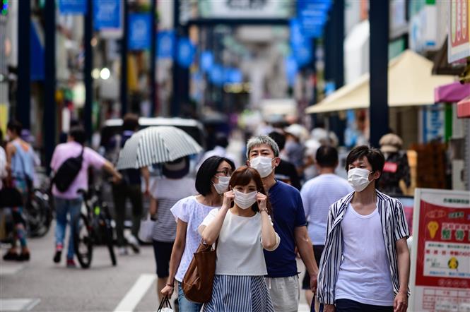 Trong ảnh: Người dân đeo khẩu trang phòng lây nhiễm COVID-19 tại Tokyo, Nhật Bản, ngày 1/8/2020. Ảnh: AFP/ TTXVN