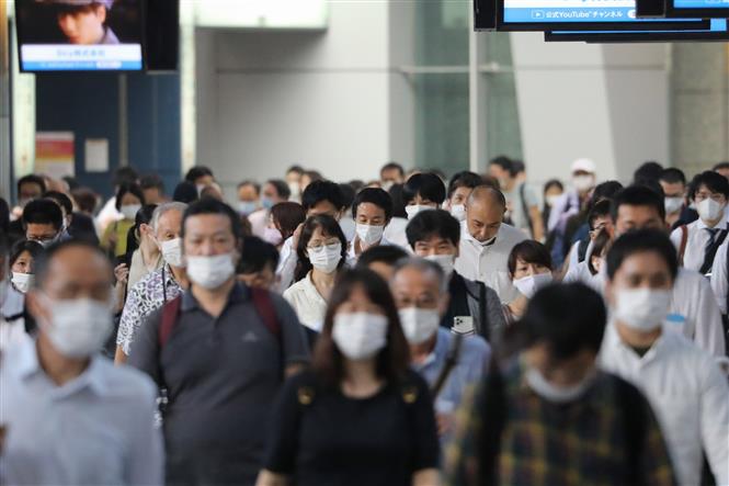 Trong ảnh: Người dân đeo khẩu trang phòng lây nhiễm COVID-19 tại Tokyo, Nhật Bản, ngày 31/7/2020. Ảnh: THX/ TTXVN