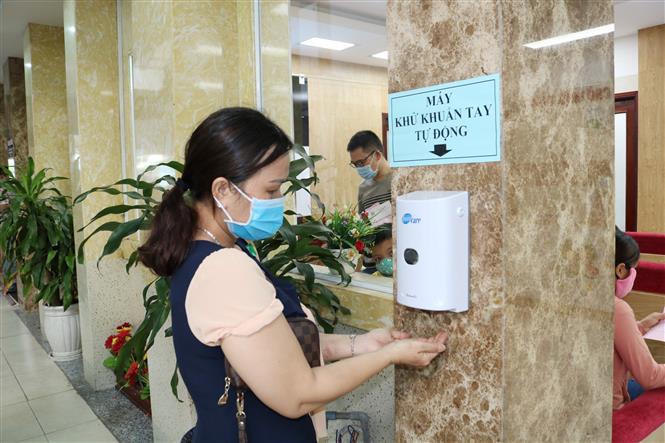 Trong ảnh: Người dân rửa tay kháng khuẩn khi đến khám bệnh tại Bệnh viện Đại học Y dược Thành phố Hồ Chí Minh. Ảnh: Đinh Hằng - TTXVN