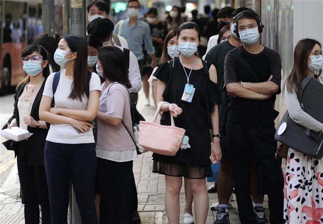 Trong ảnh: Người dân đeo khẩu trang phòng dịch COVID-19 tại Hong Kong, Trung Quốc ngày 27/7/2020. Ảnh: THX/TTXVN