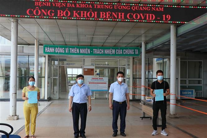 Hai bệnh nhân 717 và 719 mắc COVID-19 xuất viện tại Quảng Nam