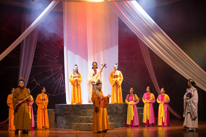 Vở “Trương Chi - Mị Nương” của Nhà hát Kịch Hà Nội sử dụng sân khấu quay hiện đại, tạo nhiều hiệu ứng mới hấp dẫn.