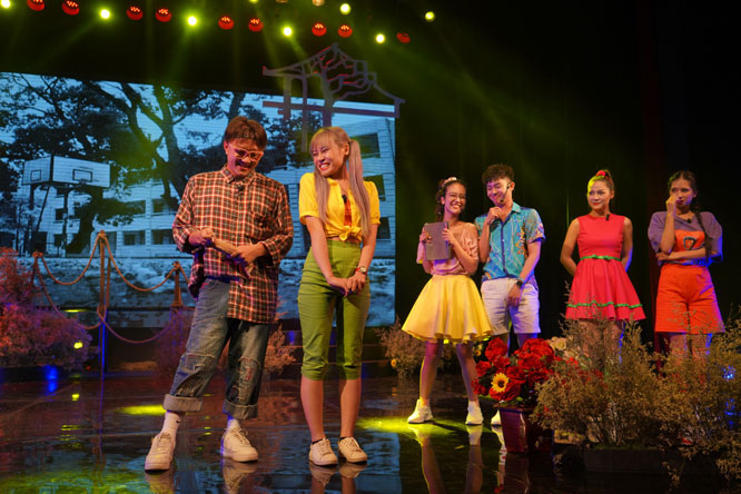 Vở nhạc kịch “Trại hoa vàng” do Nhà hát Tuổi trẻ dàn dựng hướng đến khán giả trẻ.