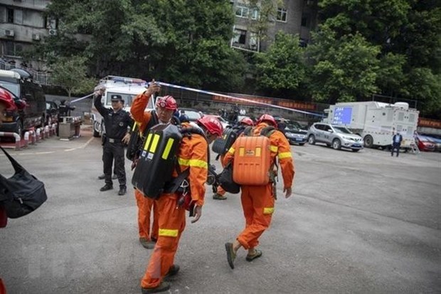Lực lượng cứu hộ được triển khai tới mỏ khai thác than Songzao ở Trùng Khánh, Trung Quốc sau vụ rò rỉ khí carbon monoxide CO ngày 27/9/2020. (Ảnh: THX/TTXVN)