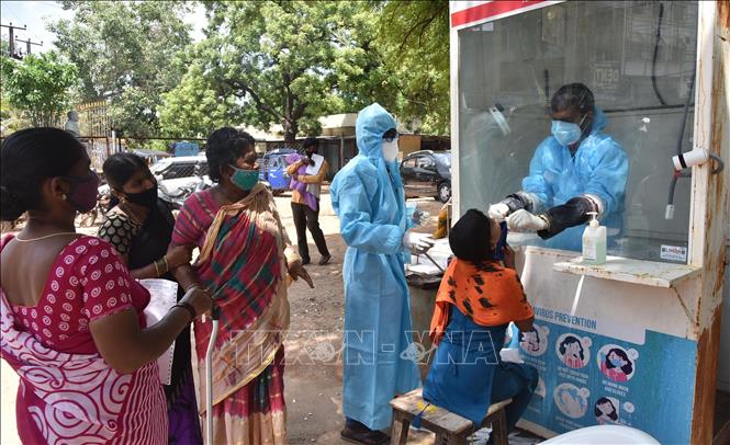 Nhân viên y tế lấy mẫu xét nghiệm Covid-19 cho người dân tại Ấn Độ