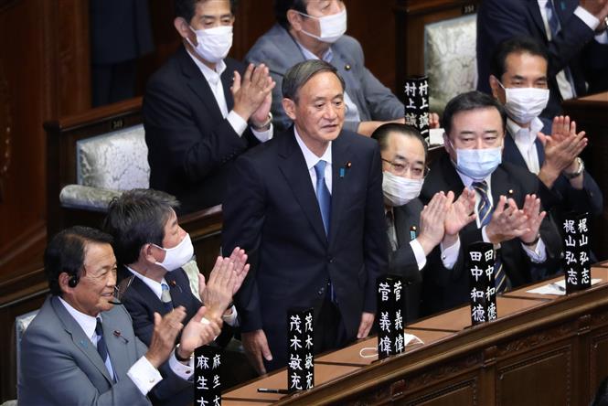 Ông Yoshihide Suga (giữa) sau khi được bầu làm Thủ tướng Nhật Bản tại phiên họp Quốc hội ở Tokyo ngày 16/9/2020. Ảnh: THX/TTXVN