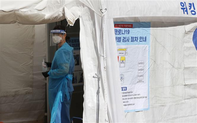  Nhân viên y tế làm việc tại điểm xét nghiệm COVID-19 dã chiến ở Seoul, Hàn Quốc, ngày 20/9/2020. Ảnh: Yonhap/ TTXVN
