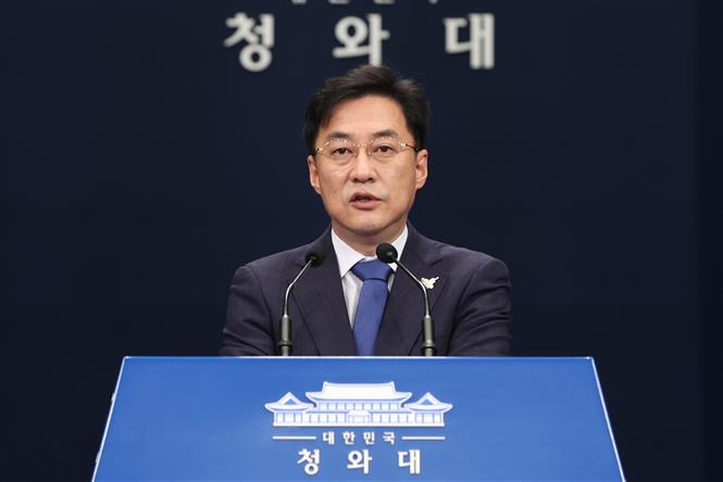 Người phát ngôn Phủ Tổng thống Hàn Quốc Kang Min-seok phát biểu tại cuộc họp báo ở Seoul ngày 19/8/2020. Ảnh: Yonhap/TTXVN