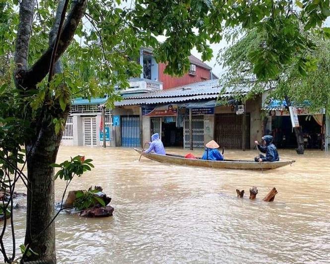 Người dân huyện Phong Điền phải sử dụng ghe thuyền làm phương tiện di chuyển tiếp tế thực phẩm. Ảnh: TTXVN phát