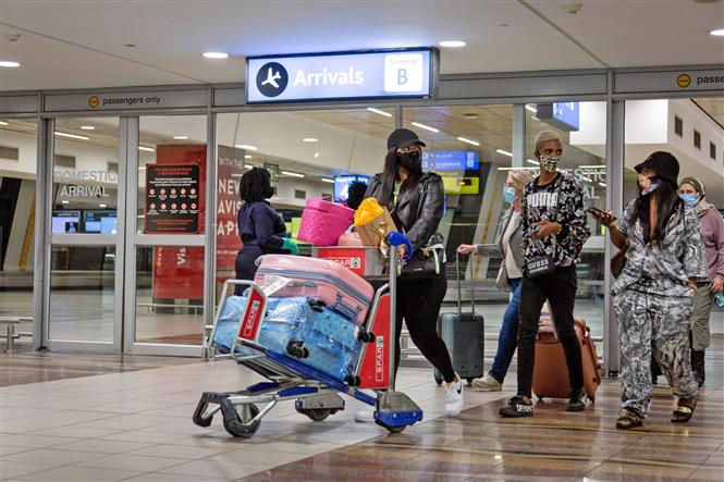 Hành khách đeo khẩu trang phòng lây nhiễm COVID-19 tại sân bay quốc tế OR Tambo, Johannesburg, Nam Phi, ngày 1/10/2020. Ảnh: THX/TTXVN