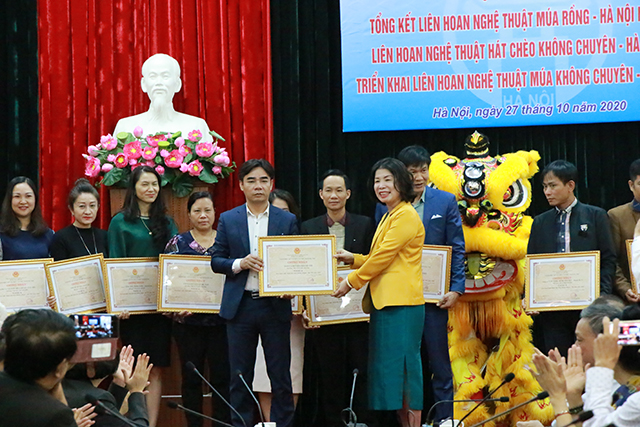 Phó Giám đốc Sở VHTT Hà Nội Trần Thị Vân Anh trao giải A cho các đơn vị đạt giải tại Liên hoan.