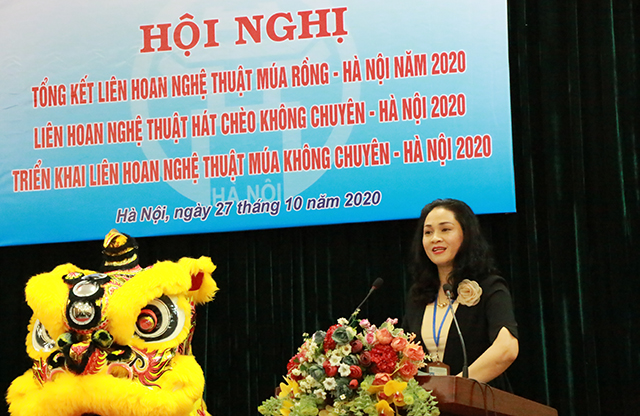 Phó Giám đốc Trung tâm Văn hoá thành phố Lý Thị Thuý Hạnh phát biểu tổng kết Liên hoan.