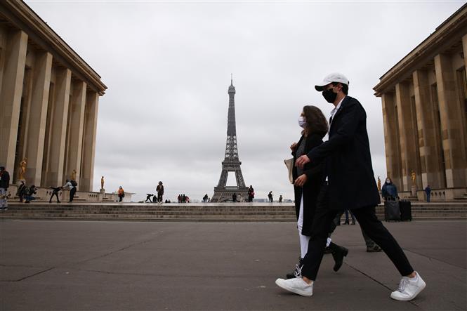 Người dân đeo khẩu trang phòng lây nhiễm COVID-19 tại Paris, Pháp, ngày 23/10/2020. Ảnh: THX/ TTXVN