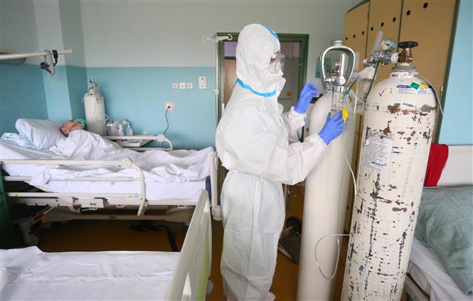 Nhân viên y tế điều trị cho bệnh nhân COVID-19 tại bệnh viện ở Karlovac, Croatia, ngày 28/10/2020. Ảnh: THX/ TTXVN