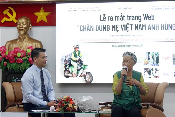 Họa sĩ Đặng Ái Việt chia sẻ về quá trình đi vẽ chân dung Mẹ Việt Nam Anh hùng trong suốt 10 năm qua. Ảnh: Tiến Lực – TTXVN