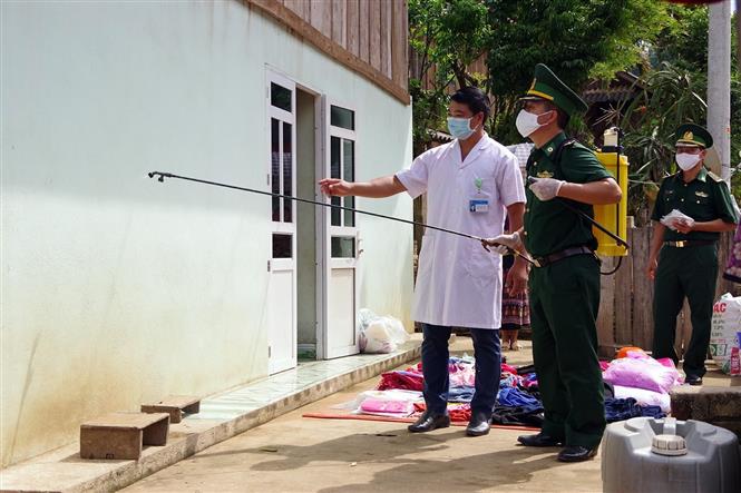  Cán bộ quân y Đồn Biên phòng Pa Thơm và y tế địa phương tổ chức phun khử khuẩn tại bản Púng Bon, xã Pa Thơm, huyện Điện Biên. Ảnh: Phan Tuấn Anh - TTXVN