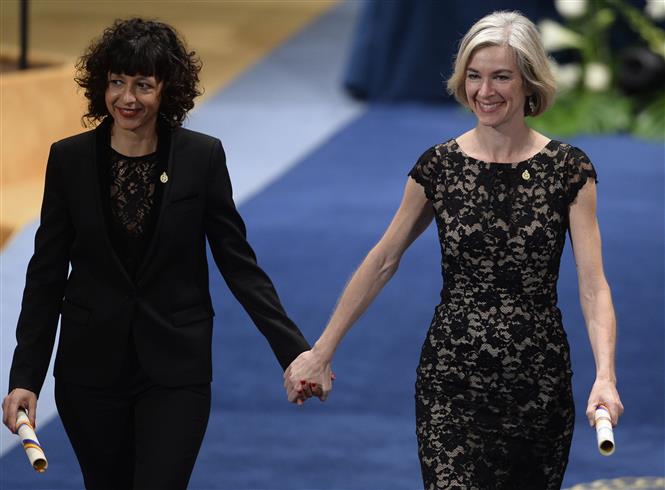 (ảnh tư liệu) Hai nhà hóa học Emmanuelle Charpentier (trái) và Jennifer Anne Doudna (phải). Ảnh: AFP/TTXVN