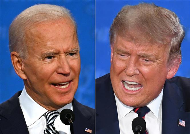  (ảnh ghép): Ứng viên tranh cử Tổng thống Mỹ của đảng Dân chủ Joe Biden (trái) và Tổng thống Mỹ Donald Trump trong cuộc tranh luận trực tiếp đầu tiên tại Cleveland, bang Ohio ngày 29/9/2020. Ảnh: AFP/TTXVN