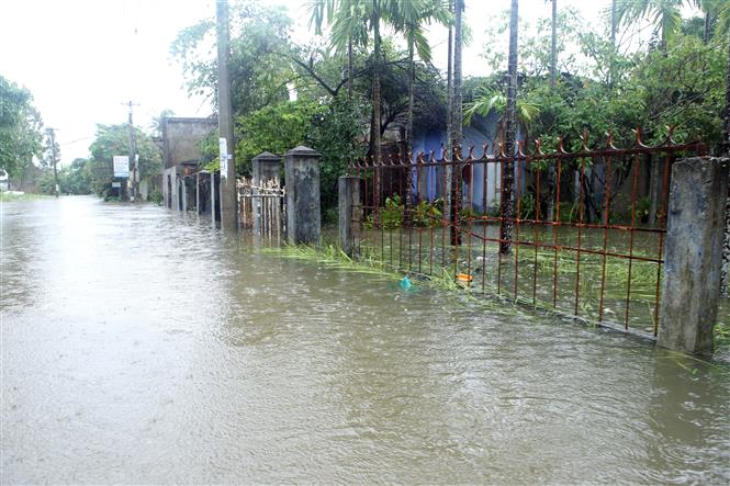 Khu vực dân cư thôn Trung Sơn, xã Hòa Liên, huyện Hòa Vang bị ngập sâu trong nước và chia cắt với bên ngoài. Ảnh: Trần Lê Lâm - TTXVN