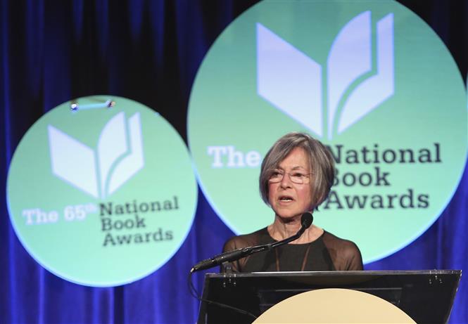 Nữ thi sĩ Louise Gluck phát biểu tại lễ trao giải thưởng Sách quốc gia ở thành phố New York, Mỹ ngày 19/11/2014. Ảnh: AFP/TTXVN