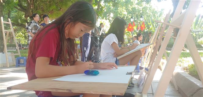 Các em thiếu nhi tham gia Cuộc thi vẽ tranh "Em yêu Hà Nội - Thành phố vì hòa bình" năm 2020. Ảnh: Nguyễn Cúc - TTXVN
