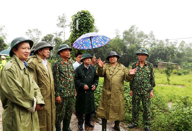 Đồng chí Phạm Minh Chính và lãnh đạo tỉnh Thừa Thiên – Huế đi kiểm tra công tác ứng phó với thiên tai tại địa phương. Ảnh: TTXVN phát