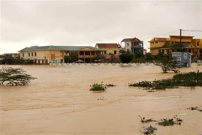 Hơn 10.000 hộ dân huyện Quảng Ninh (Quảng Bình) bị ngập sâu trong lũ. Ảnh: Văn Tý-TTXVN
