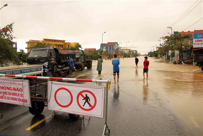 Tuyến Quốc lộ 1A (cũ) đoạn qua các huyện Lệ Thủy, Quảng Ninh nước dâng cao từ 0,5-1m khiến phương tiện giao thông không thể đi lại. Ảnh: Văn Tý-TTXVN