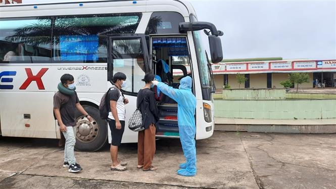 Tiếp nhận và kiểm tra thân nhiệt cho các lưu học sinh Lào tại cửa khẩu quốc tế Bờ Y, tỉnh Kon Tum ngày 16/10 để đưa về cách ly 14 tại Khánh Hòa. Ảnh: TTXVN phát