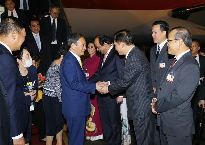 Đại diện lãnh đạo Văn phòng Chính phủ, Bộ Ngoại giao đón Thủ tướng Nhật Bản Suga Yoshihide và Phu nhân tại sân bay quốc tế Nội Bài. Ảnh: Doãn Tấn - TTXVN