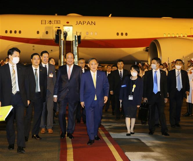 Bộ trưởng, Chủ nhiệm Văn phòng Chính phủ Mai Tiến Dũng đón Thủ tướng Nhật Bản Suga Yoshihide tại sân bay quốc tế Nội Bài. Ảnh: Doãn Tấn - TTXVN