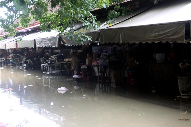 Các tuyến đường xung quanh chợ Hội An bị ngập nước. Ảnh: Trịnh Bang Nhiệm - TTXVN