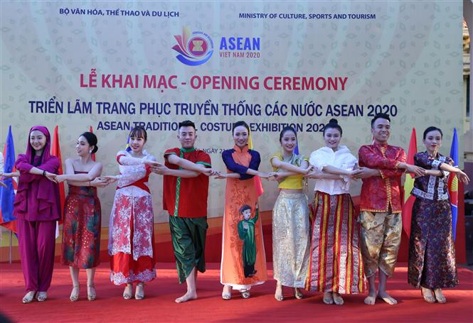 Biểu diễn với trang phục truyền thống các nước ASEAN tại triển lãm. Ảnh: Hoàng Hiếu - TTXVN