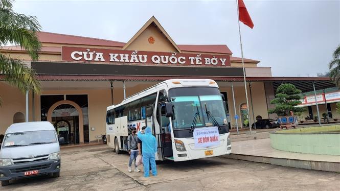 Tiếp nhận và kiểm tra thân nhiệt cho các lưu học sinh Lào tại cửa khẩu quốc tế Bờ Y, tỉnh Kon Tum ngày 16/10 để đưa về cách ly 14 tại Khánh Hòa. Ảnh: TTXVN phát