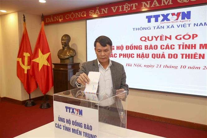 Tổng Giám đốc TTXVN Nguyễn Đức Lợi tham gia quyên góp. Ảnh: Tuấn Đức - TTXVN