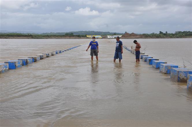 Nước sông dâng cao do mưa lớn nhấn chìm một cây cầu tại tỉnh Isabela, Philippines ngày 31/10/2020. Ảnh: AFP/TTXVN