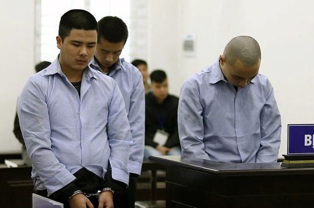 Ba bị cáo tại tòa sơ thẩm ngày 27/11. Ảnh: dantri.com.vn