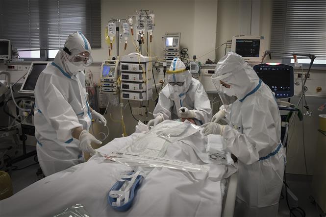 Trong ảnh: Nhân viên y tế điều trị cho bệnh nhân nhiễm COVID-19 tại bệnh viện ở Athens, Hy Lạp ngày 20/11/2020. Ảnh: AFP/TTXVN