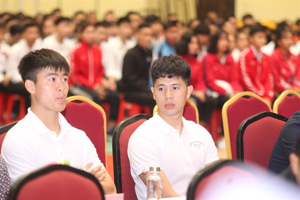 Hai cầu thủ Duy Mạnh, Đình Trọng tham dự lễ khai giảng của Trường Đại học TDTT Bắc Ninh