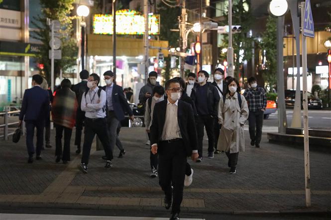 Người dân đeo khẩu trang phòng lây nhiễm COVID-19 tại Tokyo, Nhật Bản, ngày 30/10/2020. Ảnh: THX/TTXVN