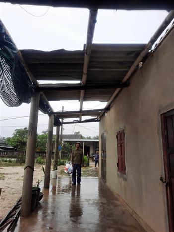 Nhà dân ở huyện Vĩnh Linh bị tốc mái do ảnh hưởng bão số 13. Ảnh: Hồ Cầu-TTXVN