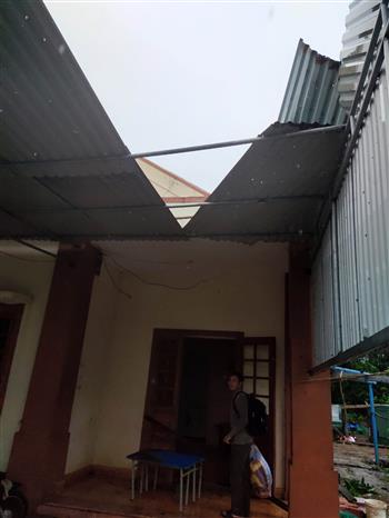 Nhà dân ở huyện đảo Cồn Cỏ bị tốc mái do ảnh hưởng bão số 13. Ảnh: TTXVN