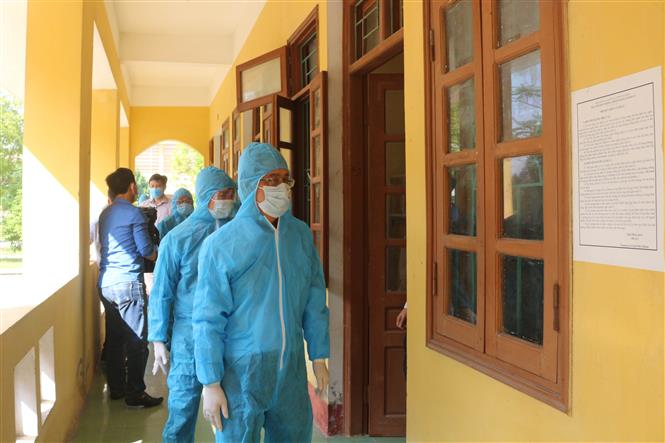 Kiểm tra công tác cách ly y tế tại khu cách ly tập trung Trường Cao đẳng Y tế Hà Nam. Ảnh: Nguyễn Chinh - TTXVN