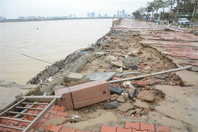 Vỉa hè đường Như Nguyệt (quận Hải Châu, thành phố Đà Nẵng) bị thiệt hại nặng, nhiều đoạn bị sóng đánh gây sạt lở. Ảnh: Quốc Dũng – TTXVN