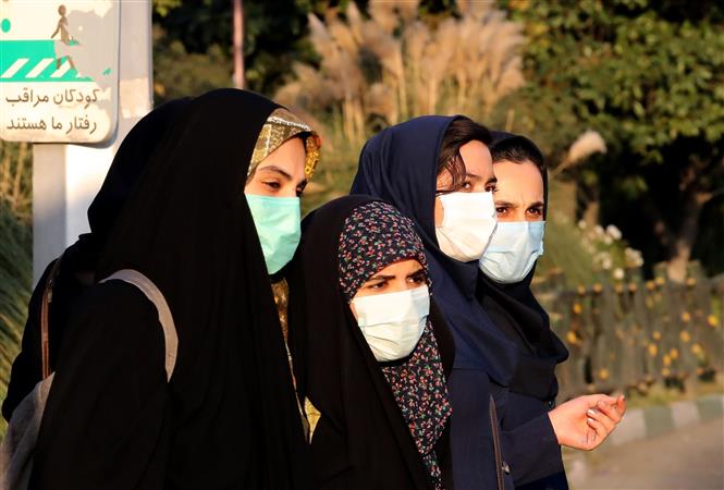 Người dân đeo khẩu trang phòng lây nhiễm COVID-19 tại Tehran, Iran. Ảnh: AFP/TTXVN